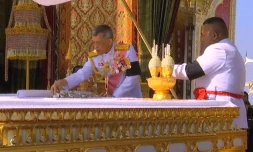 Le roi thaïlandais Maha Vajiralongkorn (c) prend les endres de son père, le défunt roi Bhumibol Adulyadej, pour les placer dans des urnes funéraires, le 27 octobre 2017 lors de ses funérailles à Bangkok