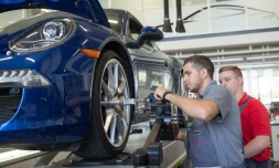 Ammar Alkhouli (g), réfugié de Syrie apprend avec son enseignant Dennis Strohmaier, la mécanique au centre de formation de Porsche à Stuttgart, le 27 juillet 2016