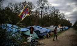 Des Tibétains en exil affluent dans les Yvelines, attendant l'asile dans des campements provisoires dont l'ampleur commence à inquiéter les autorités