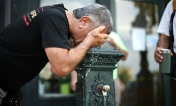 Un homme se rafraichit à une fontaine publique à Paris le 18 juin 2026
