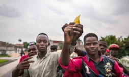 Des opposants congolais montrent un "carton jaune" au chef de l'Etat Joseph Kabila dans le cadre de la journée "villes mortes" pour exiger son départ, le 19 octobre 2016 à Kinshasa