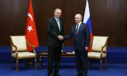 Le prĂ©sident russe Vladimir Poutine (D) et son homologue turc Recep Tayyip Erdogan lors du sixiĂšme sommet des chefs d'Ătat et des gouvernements de la CICA Ă Astana, au Kazakhstan, le 13 octobre 2022