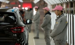 Des ouvriers chinois, le 1er février 2016 lors de l'inauguration de la 1Úre usine Renault en Chine
