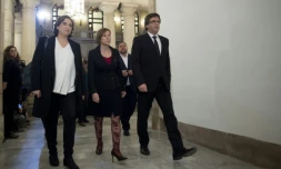 La maire de Barcelone, Ada Colau (G), la présidente du parlement catalan Carme Forcadell et le président du gouvernement catalan Carles Puigdemont (D) avant une réunion à Barcelone, le 23 décembre 2016
