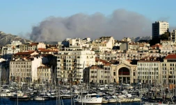De la fumée s'élève du massif des Calanques, le 5 septembre 2016 à Marseille