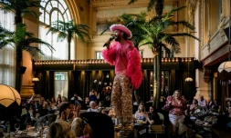 Des fans de la chanteuse américain Taylor Swift lors d'un "drag brunch" à Lyon, le 2 juin 2024