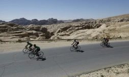 Un groupe de cyclistes participe à une course entre la Jordanie et Israël pour promouvoir un événement sportif destiné à "encourager" la paix au Proche-Orient, le 25 avril 2017