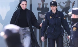 La joueuse espagnole Jenni Hermoso (g) quitte le tribunal de San Fernando de Henares, près de Madrid, le 3 février 2025