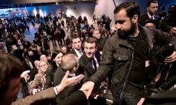 Alexandre Benalla (d), responsable de la sécurité d'Emmanuel Macron durant la campagne présidentielle, le 1er mars 2017 au Salon de l'agriculture à Paris