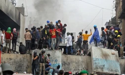Des manifestants irakiens lors de heurts avec les forces de sécurité, le 28 novembre 2019 à Bagdad