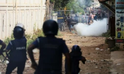 La police a tiré des grenades lacrymogènes pour disperser les ouvriers du textile qui organisent un rassemblement pour exiger un quasi-triplement de leur salaire à Ashulia le 4 novembre 2023