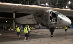 L'avion Solar Impulse 2 avant que le pilote Bertrand Piccard ne monte à bord à l'aéroport Kalaeloa à Hawaii le 21 avril 2016