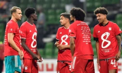 Les joueurs du Bayern Munich se congratulent aprĂšs voir remportĂ© un 8e titre de champion d'Allemagne consĂ©cutif, le 16 juin 2020 Ă BrĂȘme