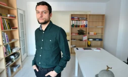 Jeune architecte roumain, Serban Marinescu n'imaginait pas se confronter de si près à la corruption politique. Quand un maire lui a réclamé un pourcentage sur un travail effectué, il l'a dénoncé, bravant la peur.