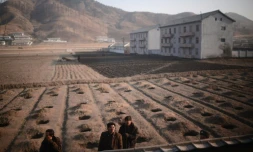 Dans la campagne nord-coréenne, vue depuis le train reliant Pyongyang à la province du Pyongan du Nord, le 8 avril 2012