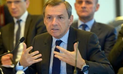 Le président de NextRadioTV Alain Weill lors d'une audition sur LCI au CSA à Paris, le 20 octobre 2015