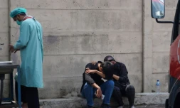 Des proches de victimes de l'incendie pleurent devant la prison de Tangerang, en Indonésie, le 8 septembre 2021