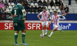 Le demi d'ouverture du Stade Français Jules Plisson tente une transformation contre Pau à Jean-Bouin, le 15 avril 2017