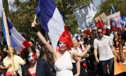 Une manifestante déguisée en Marianne défilé avec le parti natioanlsite "Les Patriotes" contre le pass sanitaire le 4 septembre 2021 à Paris