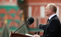 Le président russe Vladimir Poutine lors d'un discours à l'occasion du 77e anniversaire de la victoire sur l'Allemagne nazie en 1945, le 9 mai 2022 à Moscou