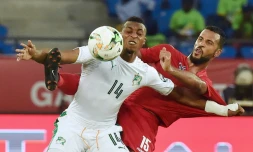 L'attaquant de la Côte d'Ivoire Jonathan Kodjia (g) à la lutte avec le milieu du Togo Alaixys Romao lors de la CAN, le 16 janvier 2017 à Oyem