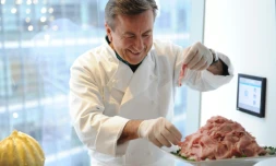 Le chef français Daniel Boulud prépare un plat  le 11 avril 2016 à New York 