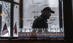 Des bocaux au nom des candidats aux primaires républicaines et démocrates, dans un restaurant de Iowa City, dans l'Iowa (centre des Etats-Unis), le 13 janvier 2024