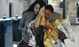 Des rescapées de l'ouragan Irma arrivent de l'île de Saint-Martin à l'aéroport Roissy-Charles de Gaulle au nord de Paris, le 11 septembre 2017