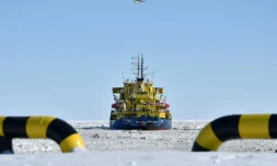 Le brise-glace russe Tor dans le port de Sabetta dans la pénisule de Yamal dans l'océen Arctique le 16 avril 2015