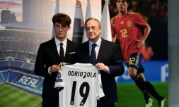 Le président du Real Madrid Florentino Perez présente sa nouvelle recrue Alvaro Odriozola au stade Santiago Bernabeu, le 18 juillet 2018