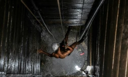 Un mineur travaille dans une mine illégale de cuivre à Canaa dos Carajas, au Brésil, le 19 avril 2023