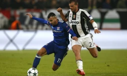 Le Lyonnais Rachid Ghezzal face au milieu de la Juve Stefano Sturaro, le 2 novembre 2016 lors du match de la Ligue des champions à Turin