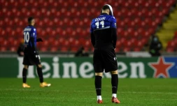 La déception du buteur niçois Amine Gouiri à l'issue de la défaite de son équipe 3-2 sur le terrain du Slavia Prague en Ligue Europa, le 5 novembre 2020