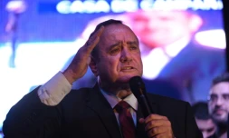 Le candidat de droite Alejandro Giammattei (c), élu président du Guatemala, s'exprime devant ses partisans, le 11 août 2019 à Guatemala