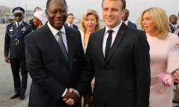Le président français Emmanuel Macron (D) salue le président de Côte d'Ivoire Alassane Ouattara, à son arrivée à l'aéroport d'Abidjan, le 20 décembre 2019