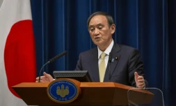 Le Premier ministre japonais Yoshihide Suga annonce un prolongement de l'état d'urgence sanitaire en raison de l'épidémie de coronavirus dans les régions de Tokyo, Osaka, Kyoto et Hyogo, lors d'une conférence de presse, le 23 avril 2021 à Tokyo