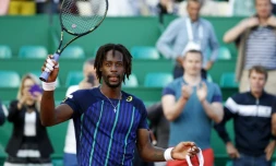 Gaël Monfils salue les spectateurs après sa victoire face à l'Espagnol Marcel Granollers en quarts au Masters 1000 de Monte Carlo, le 15 avril 2016