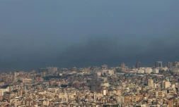 De la fumée s'élÚve au dessus de la BAnlieue sud de Beyrouth aprÚs une frappe israélienne, le 16 octobre 2024