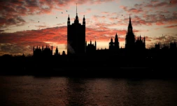 Coucher de soleil derrière le Palais de Westminster, qui abrite la Chambre des Communes où se réunit le Parlement, à Londres le 8 décembre 2020