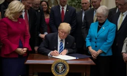 Le président américain Donald Trump signe des décrets à la Maison Blanche, le 27 mars 2017 à Washington