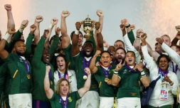 Le capitaine des Springboks Siya Kolisi (c) et son équipe exultent aprÚs avoir remporté la Coupe du monde de rugby au détriment de l'Angleterre, le 2 novembre 2019 à Yokohama