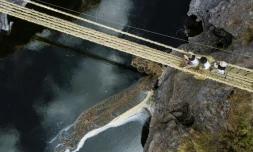 Vue aérienne de la rénovation annuelle du pont de corde Q'eswachaka près de Huinchiri, dans le département de Cuzco, le 9 juin 2023 dans le sud du Pérou