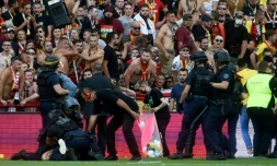 Un supporteur est interpellé par les CRS lors des incidents survenus pendant le derby Lens-Lille, le 18 septembre 2021 au stade Bollaert