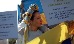 Des membres de l'association ukrainienne d'Afrique du Sud manifestent contre la guerre le 1er juin 2023 au Cap