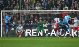 Le défenseur marseillais Rolando (g) marque le but de la qualification de l'OM pour la finale de l'Europa League, le 3 mai 2018 à Salzburg