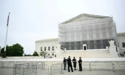 Des policiers en faction devant la Cour suprême américaine,  le 27 juin 2025 à Washington