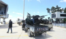 Des forces loyales au Gouvernement libyen d'union nationale (GNA) et engagées dans la bataille contre les forces du maréchal Haftar, sur le terrain de l'ancien aéroport international de Tripoli le 8 avril 2019