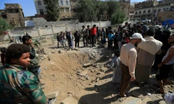 Des habitants observent les dégâts causés par une frappe aérienne à Sanaa, tenue par les rebelles houthis, le 20 avril 2025 au Yémen
