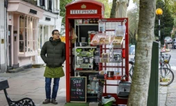 Umar Khalid debout devant le coffee shop qu'il tient depuis une ancienne cabine téléphonique à Londres, le 20 octobre 2017