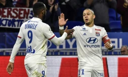 Les attaquants de Lyon Moussa Dembélé (g) et Memphis Depay buteurs contre Metz le 26 octobre 2019 à Décines-Charpieu 